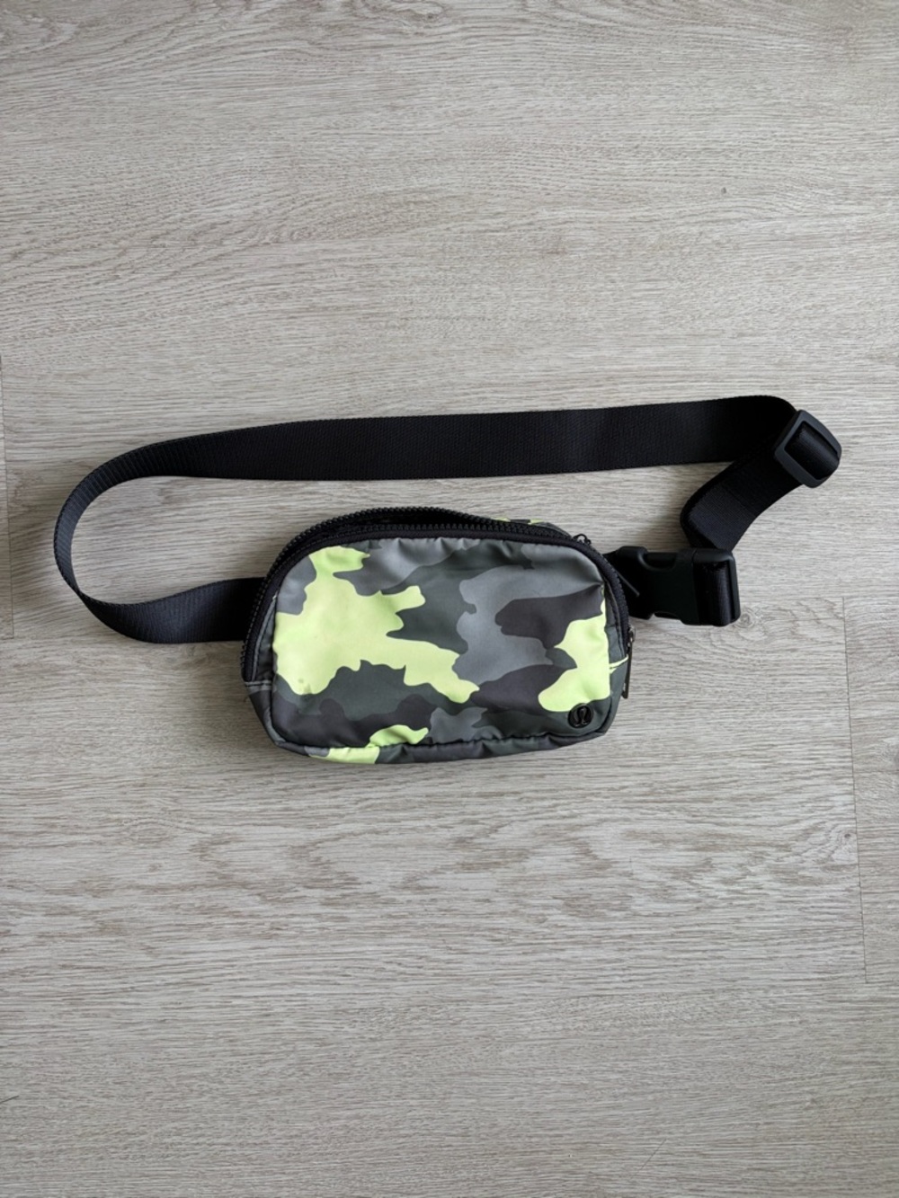 lululemon athletica Men’s Neon Camo Belt Bag - Lime/Gray